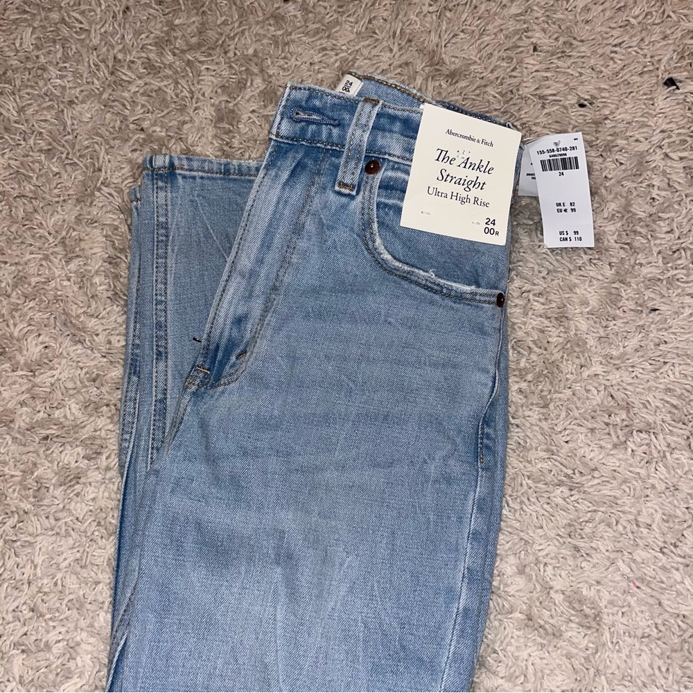 NWT Abercrombie and Fitch Ultra High Rise The Ankle Straight Short